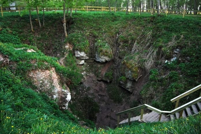 Karstinė įgriuva 