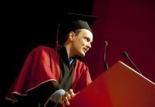 Rašytinis žodis, persipynęs su kompiuterinių žaidimų elementais: susipažinkite – elektroninė literatūra Vytautas Ožeraitis, VDU Lietuvių literatūros katedros magistrantas