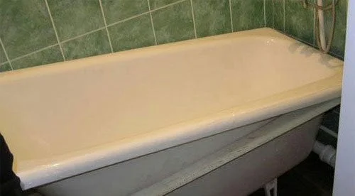 Įdėklą įdedame į vonią