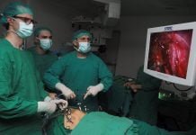 Atlikta inksto naviko šalinimo operacija be pjūvio Operuoja gydytojas onkourologas Paulius Bosas (dešinėje) su kolegomis