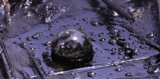 Ištepė tvorą smala